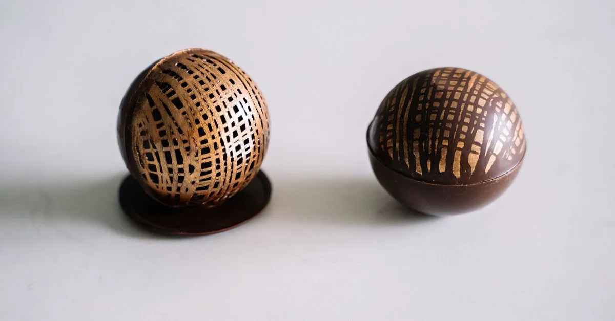 apprenez les techniques professionnelles de tempérage du chocolat pour obtenir une texture parfaite, un brillant éclatant et un goût délicieux.