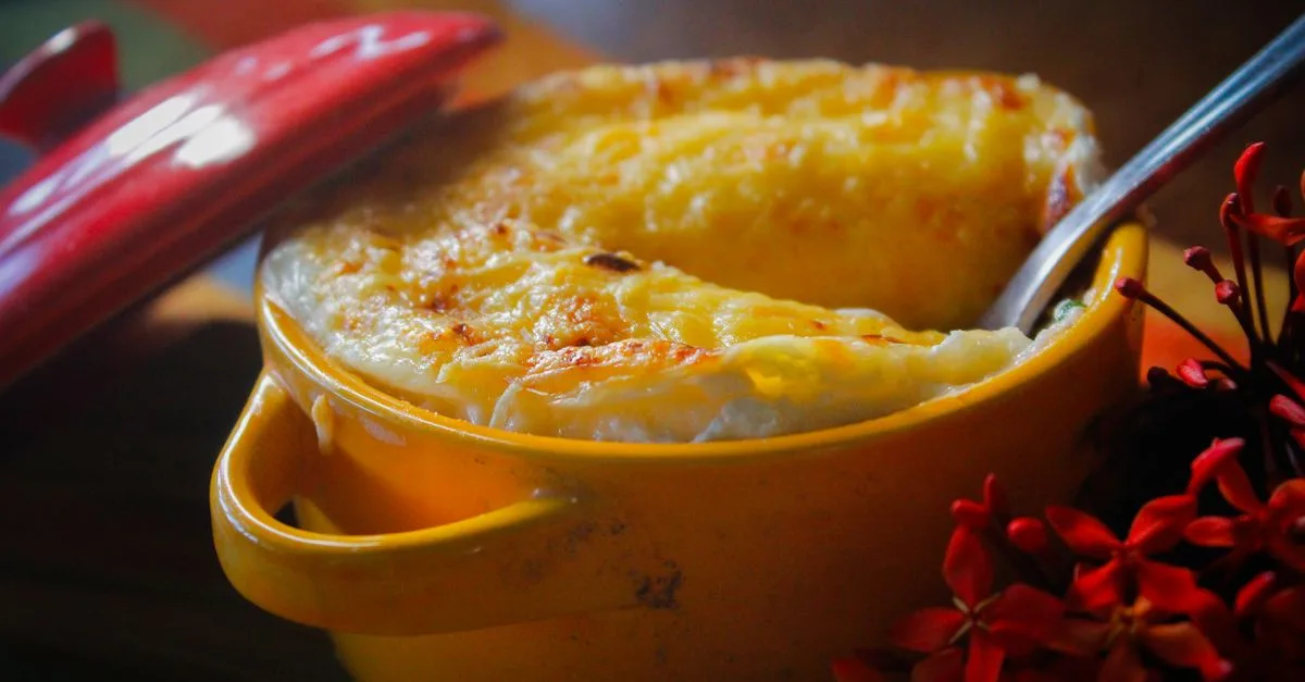 découvrez notre recette traditionnelle de gratin dauphinois, un plat savoureux à base de pommes de terre, crème et fromage, parfait pour réchauffer vos repas.