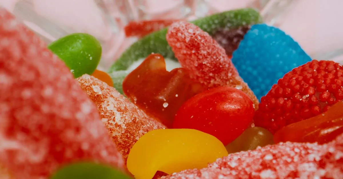 découvrez le processus de cristallisation du sucre, ses méthodes, ses applications industrielles et ses impacts sur la qualité des produits sucrés.