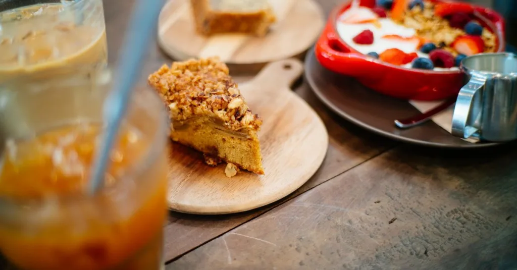 découvrez notre gâteau moelleux à la banane, flocons d'avoine et yaourt, une recette saine et gourmande parfaite pour le petit-déjeuner ou le goûter.