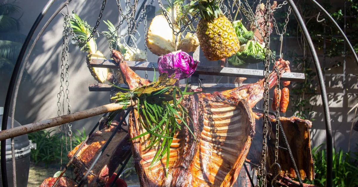 découvrez l'art de cuisiner un cochon de lait au barbecue pour des saveurs authentiques et une viande tendre et juteuse.
