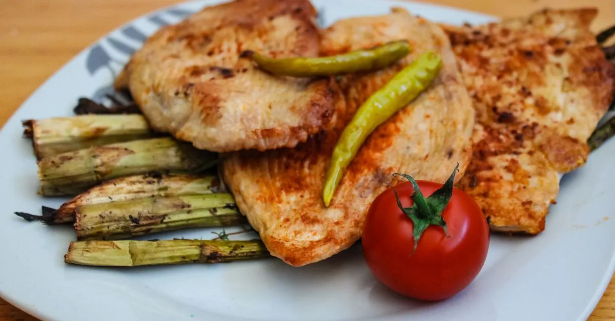 découvrez la recette authentique du poulet basquaise, un plat savoureux aux poivrons, tomates et épices du pays basque, facile à préparer chez vous.