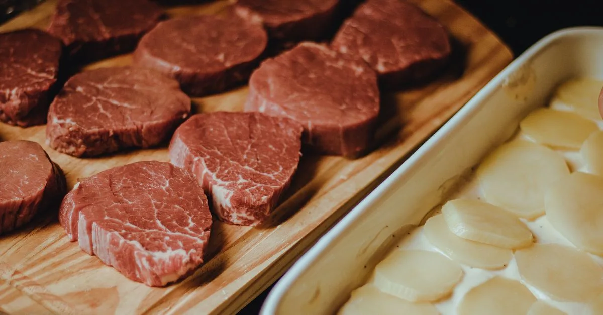 découvrez la recette traditionnelle du bœuf bourguignon, un plat mijoté savoureux à base de viande tendre, de vin rouge et de légumes, parfait pour régaler toute la famille.