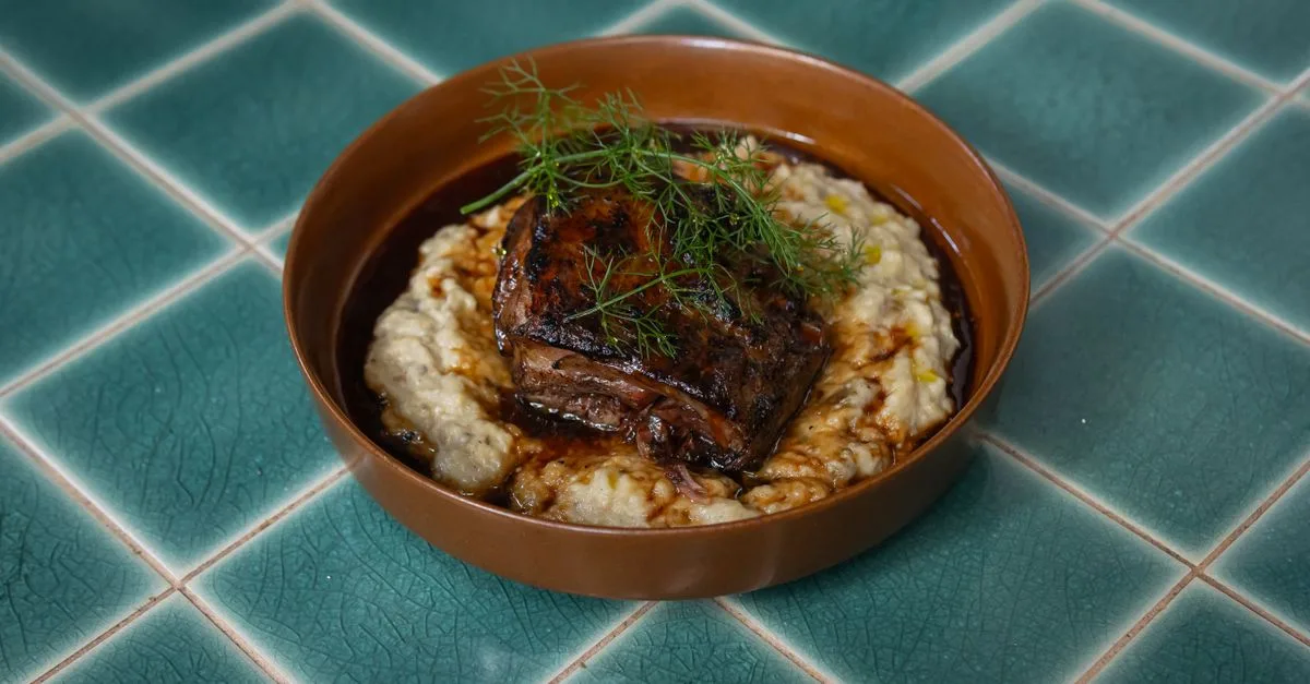 découvrez une recette savoureuse de cuisse de dinde braisée, tendre et pleine de saveurs, parfaite pour un repas réconfortant.