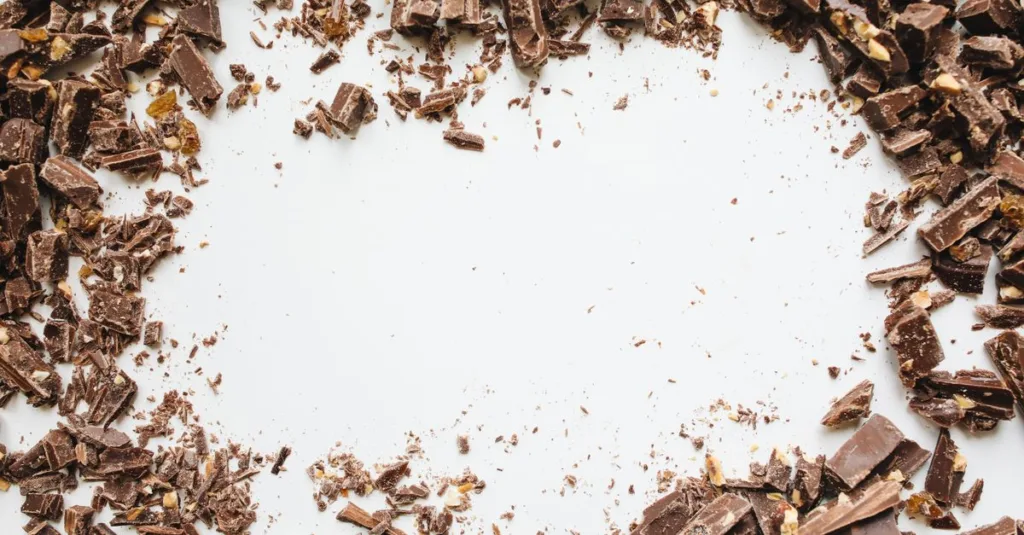 découvrez le phénomène du "chocolate bloom", cette couche blanche qui apparaît sur le chocolat, ses causes et comment l'éviter pour savourer un chocolat toujours parfait.