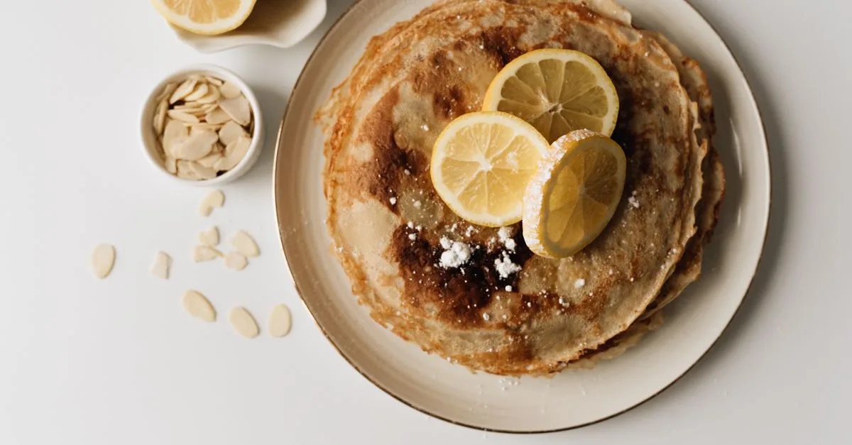 recette facile de crêpes légères : préparez des crêpes moelleuses et délicieuses en quelques minutes avec cette recette simple et rapide.