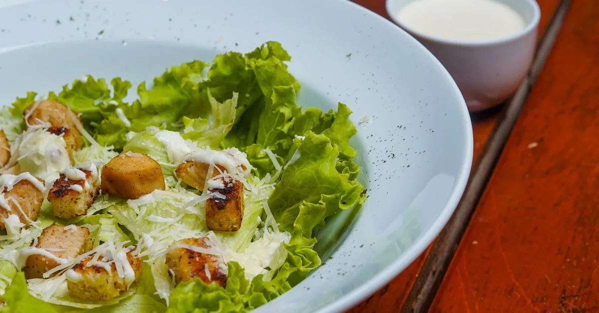 découvrez notre recette facile et délicieuse de sauce césar maison, parfaite pour accompagner vos salades et plats préférés.