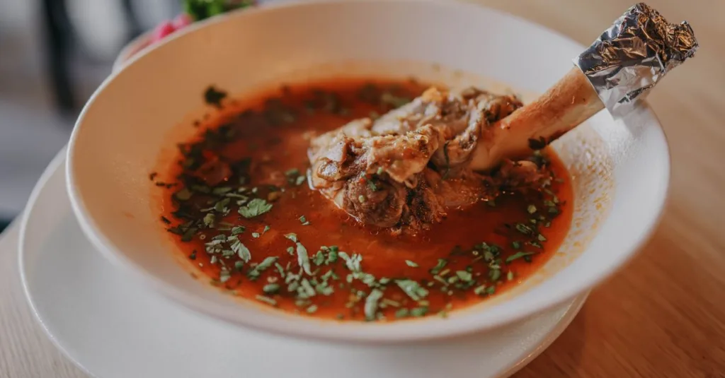 découvrez une recette savoureuse de jarret de porc, facile à préparer et idéale pour un repas réconfortant en famille.