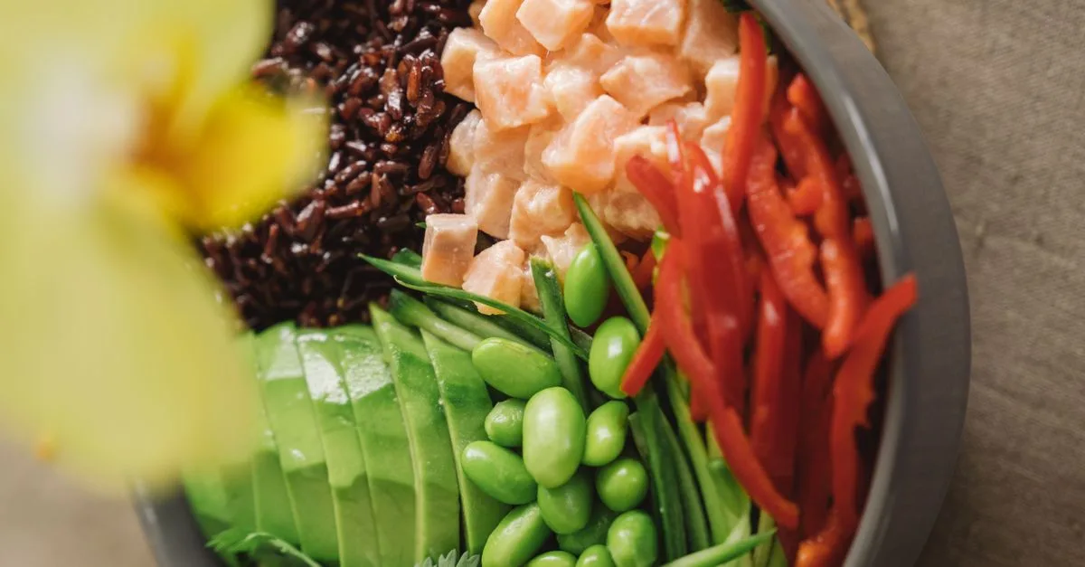 découvrez notre délicieux salmon bowl, un plat sain et savoureux alliant saumon frais, légumes croquants et riz parfumé, parfait pour un repas équilibré et gourmand.