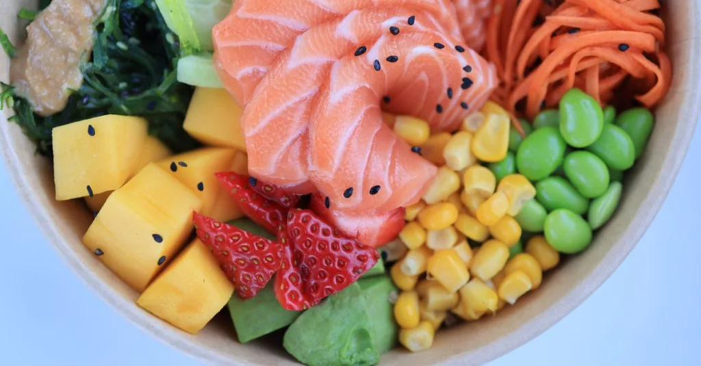 découvrez notre délicieux salmon bowl, un plat équilibré et savoureux à base de saumon frais, légumes croquants et céréales nutritives, parfait pour un repas sain et gourmand.