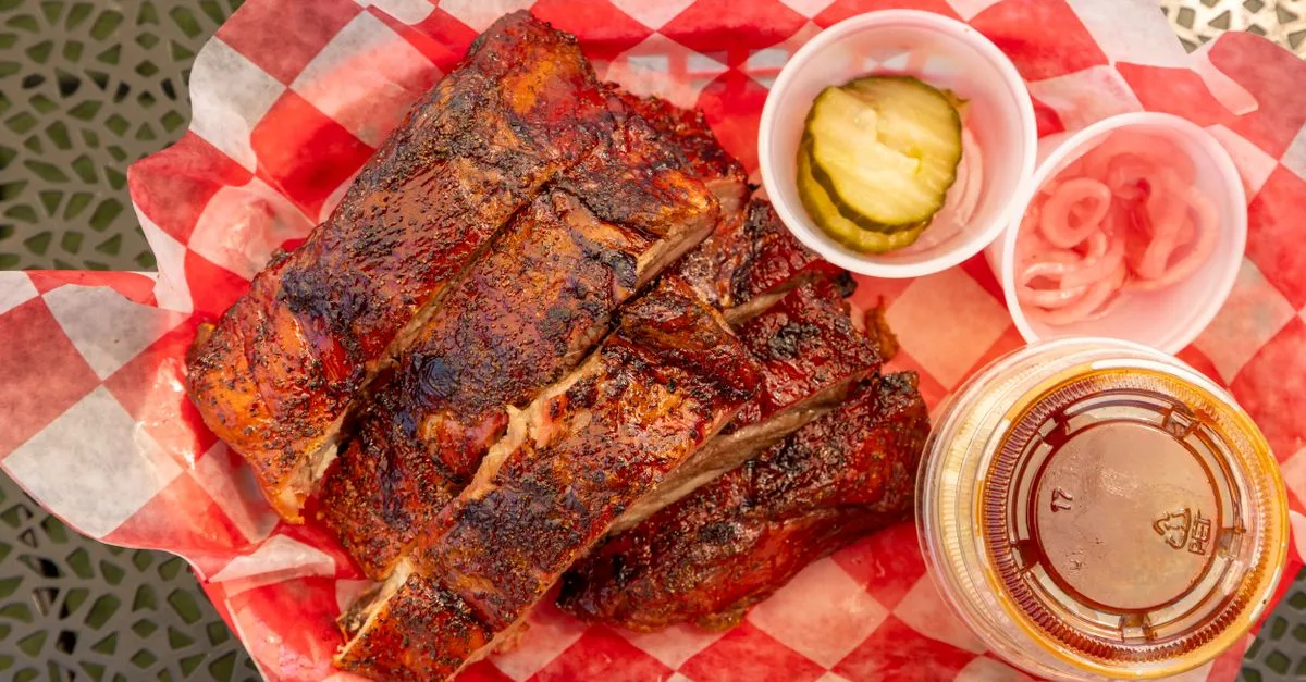 côtes de porc tendres et délicieusement cuites au four, parfaites pour un repas savoureux et réconfortant.