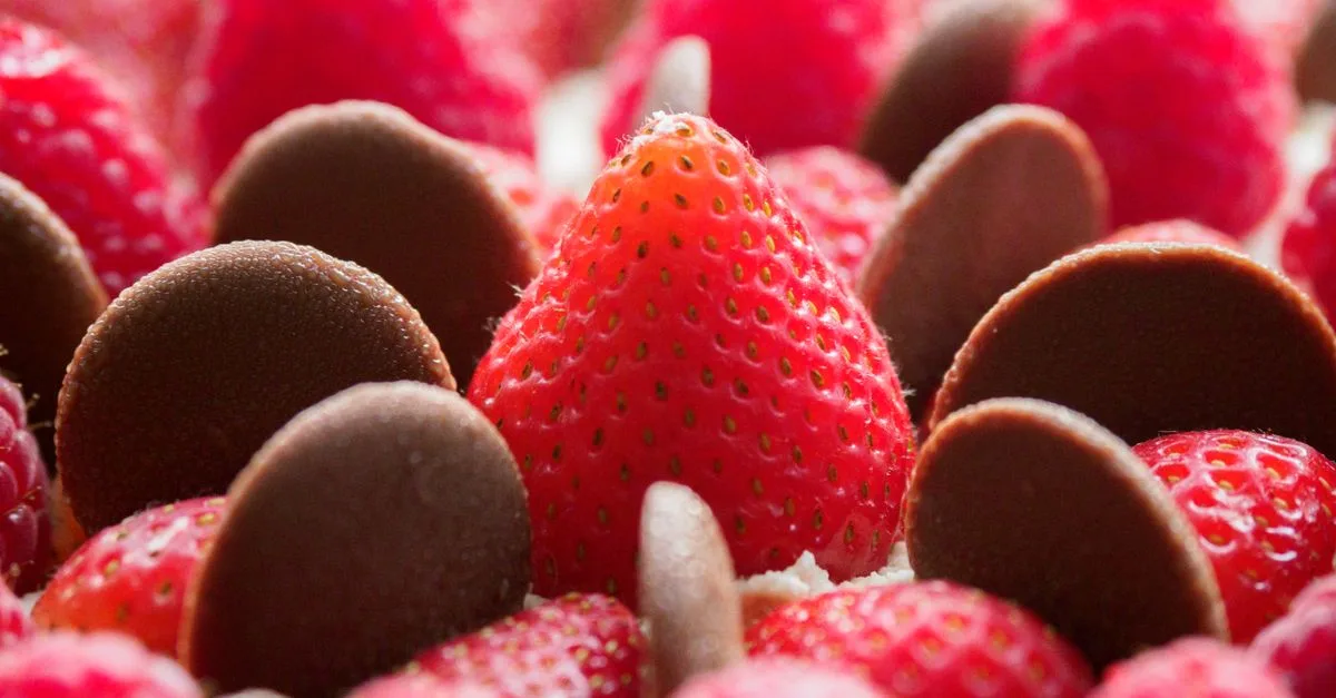 découvrez l'accord parfait entre chocolat blanc onctueux et fruits rouges frais pour une expérience gustative unique et délicieuse.