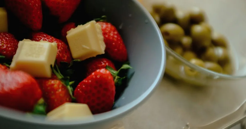 découvrez l'harmonie parfaite entre le chocolat blanc onctueux et les fruits rouges acidulés, une association gourmande qui ravira vos papilles.