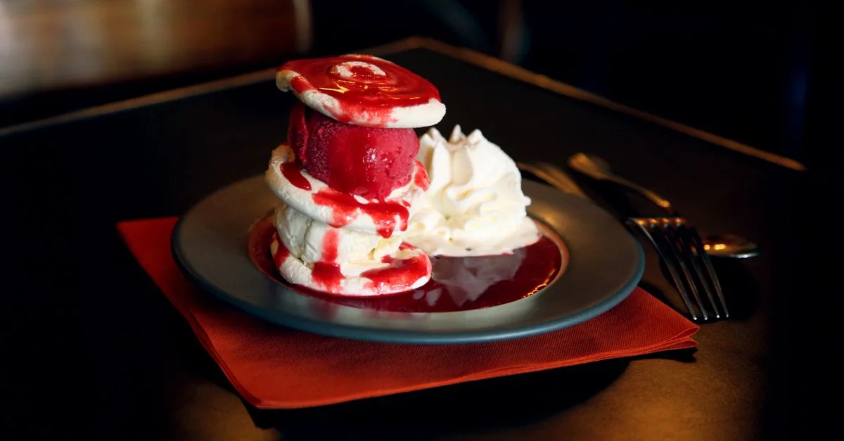 découvrez la recette du baked alaska, un dessert spectaculaire alliant génoise moelleuse, glace fondante et meringue légèrement dorée. parfait pour impressionner vos invités !