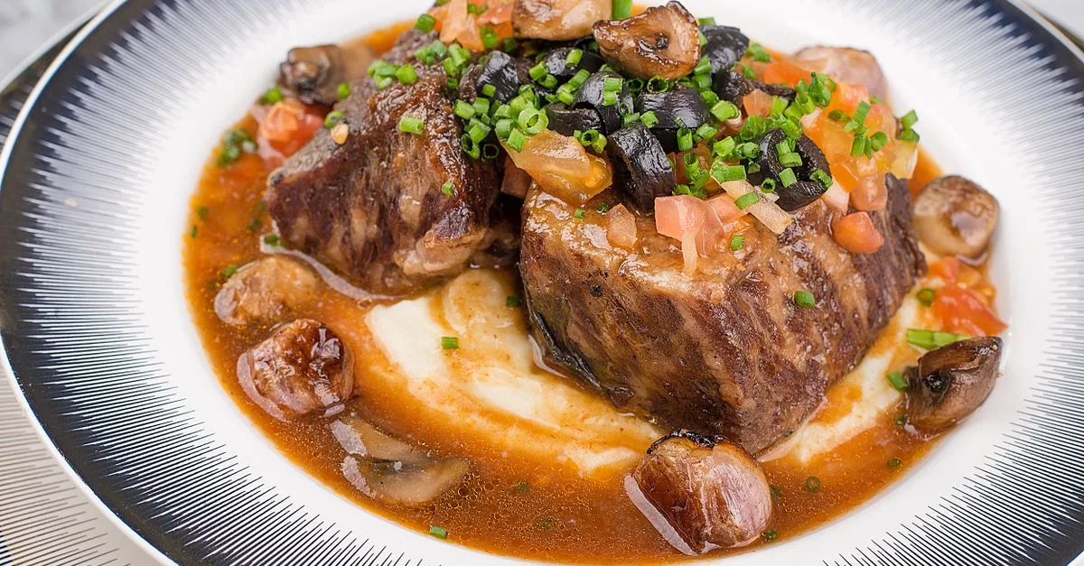 découvrez la recette savoureuse des joues de porc braisées, tendres et délicatement parfumées, idéales pour un repas réconfortant et gourmand.