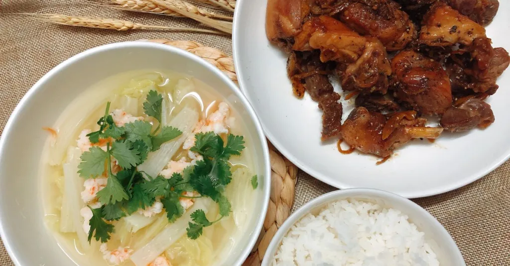 découvrez une recette savoureuse de joue de porc braisée, tendre et fondante, parfaite pour un repas réconfortant.