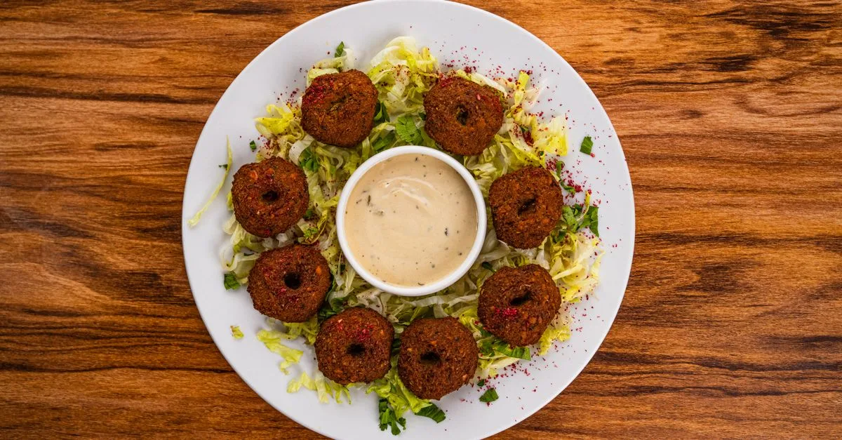 découvrez notre recette simple et savoureuse de falafel accompagnée d'une sauce délicieuse, parfaite pour un repas sain et gourmand.