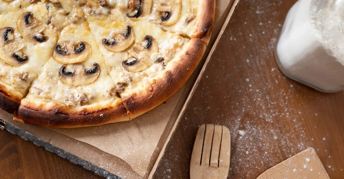 découvrez notre pizza au fromage de chèvre et miel, une délicieuse harmonie sucrée-salée pour éveiller vos papilles.