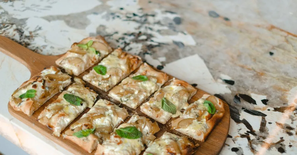 découvrez notre délicieuse pizza au fromage de chèvre et miel, alliant saveurs sucrées et salées pour un plaisir gustatif unique.