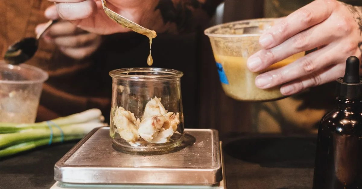 découvrez comment préparer une sauce verte délicieuse et fraîche, parfaite pour accompagner vos plats favoris avec des ingrédients simples et naturels.