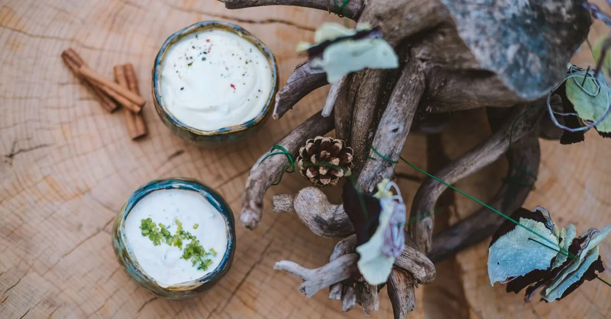 découvrez notre recette maison de tzatziki, une sauce grecque fraîche et savoureuse à base de yaourt, concombre, ail et herbes aromatiques, parfaite pour accompagner vos plats méditerranéens.