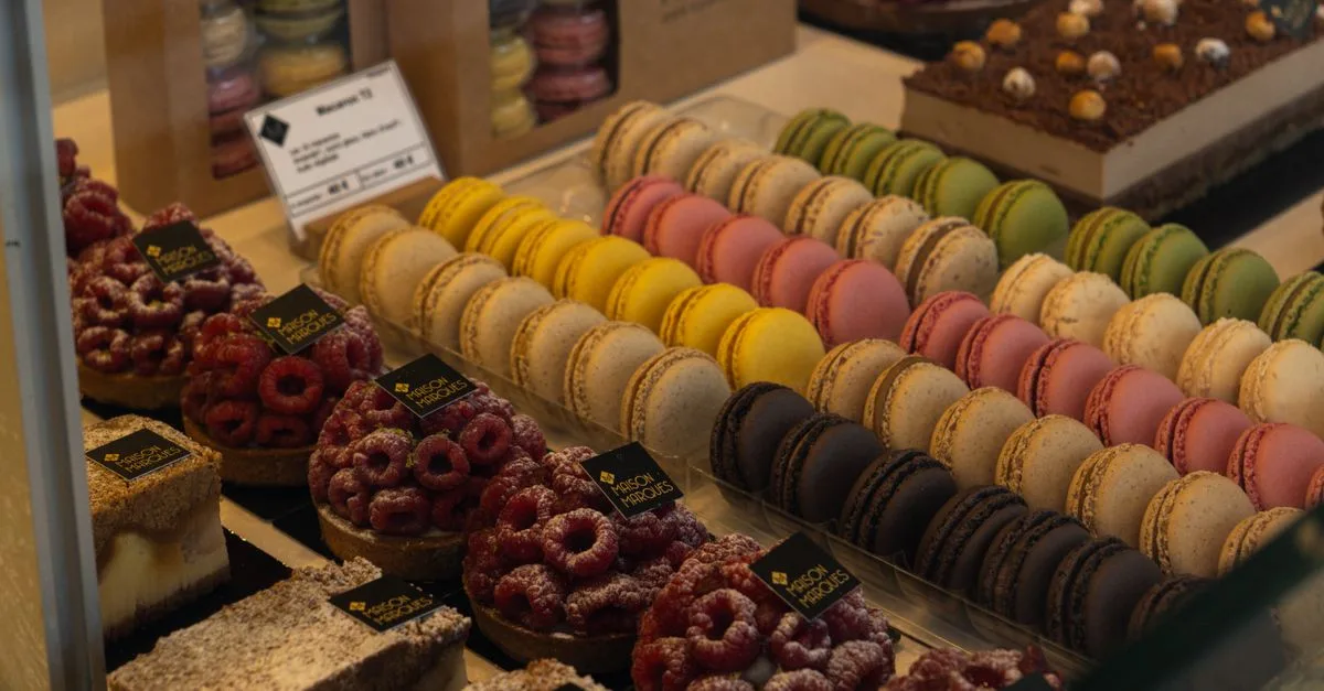 découvrez la recette facile et délicieuse des macarons à la framboise, parfaits pour impressionner vos invités avec leur saveur fruitée et leur texture fondante.