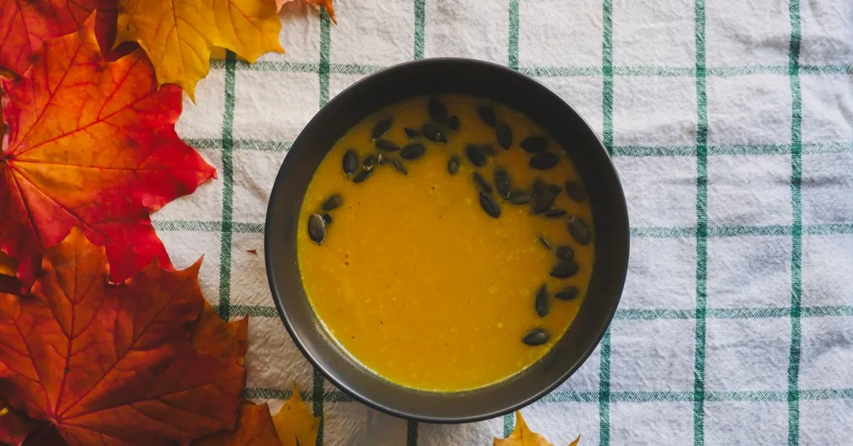 découvrez une soupe onctueuse de courge kabocha rôtie, subtilement parfumée au lait de coco, parfaite pour une entrée saine et réconfortante.