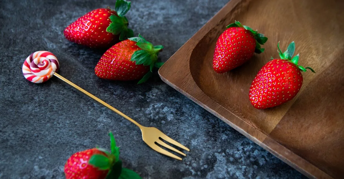 découvrez notre recette facile et authentique de tanghulu, la délicieuse friandise chinoise à base de fruits enrobés de sucre croquant. parfaite pour un snack sucré et gourmand !